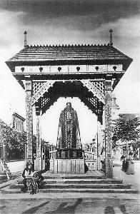 A Kárpátok Őre egykor a Deák Ferenc utca elején állt.